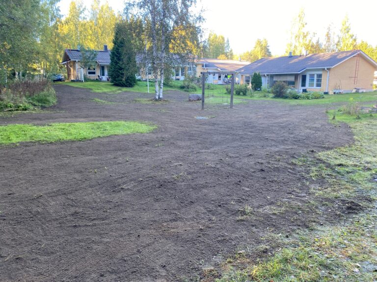 Asuinkiinteistön pihan tasaaminen